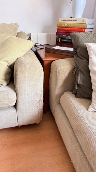 Par de sofás beige.