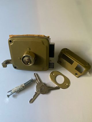 Cerradura de puerta dorada con llaves