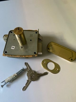 Cerradura de puerta dorada con llaves