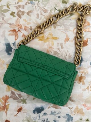 Bolso verde con cadena Zara