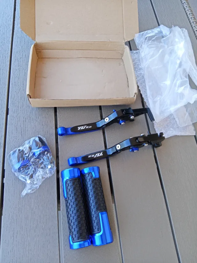 Manopole e leve moto blu