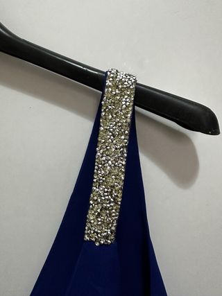 Blusa azul con tirantes brillantes