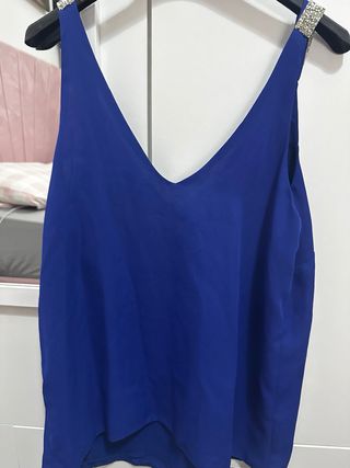 Blusa azul con tirantes brillantes