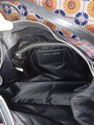 Bolso negro con detalle rosa