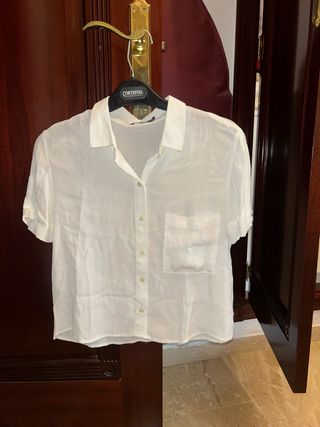 Camisa blanca Bershka corta