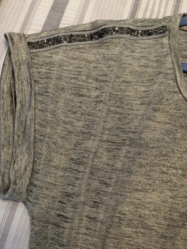 Camisa Stradivarius verde con destellos dorados