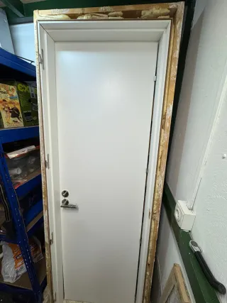 Puerta de baño blanca