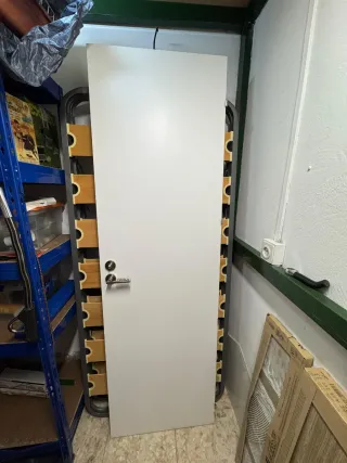 Puerta de baño blanca