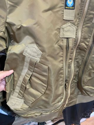 Chaqueta bomber color verde militar