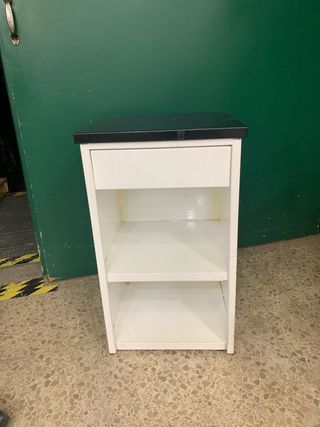 Mueble metálico blanco y negro