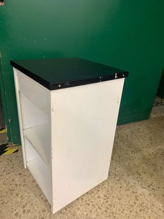 Mueble metálico blanco y negro