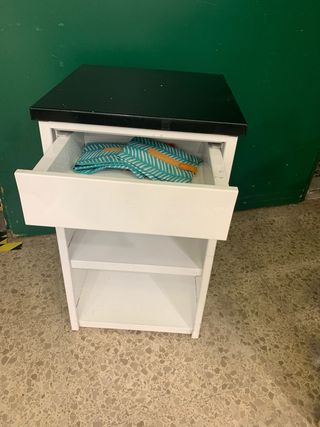 Mueble metálico blanco y negro