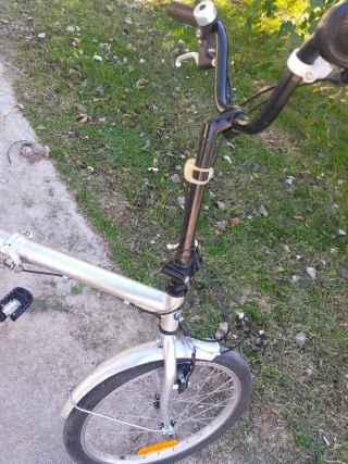 Bicicleta plegable plateada