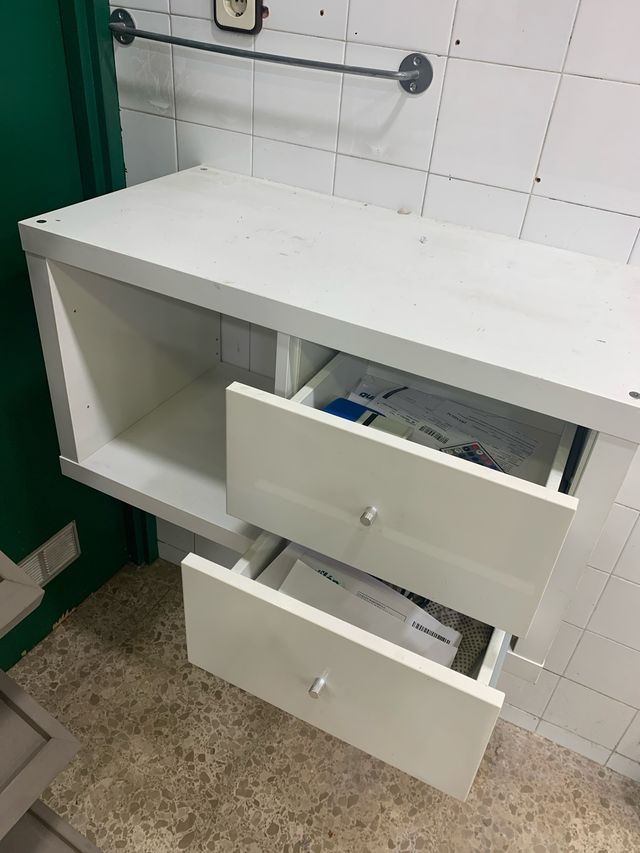 Mueble de pared blanco con cajones