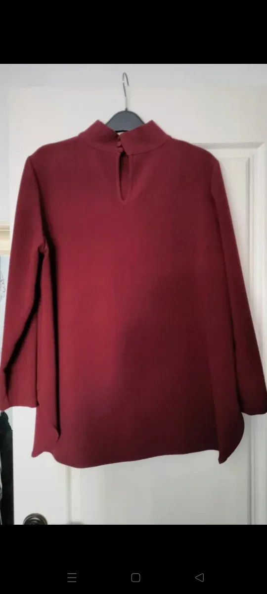 Blusa roja cuello alto asimétrica