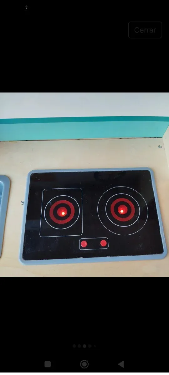 Cocinita de madera con accesorios