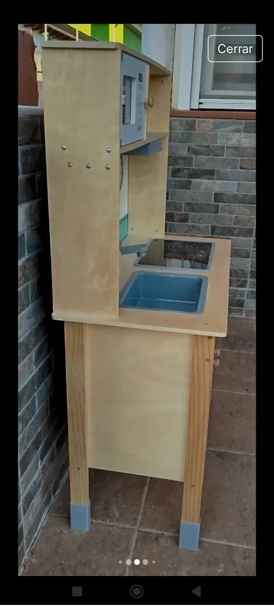 Cocinita de madera con accesorios