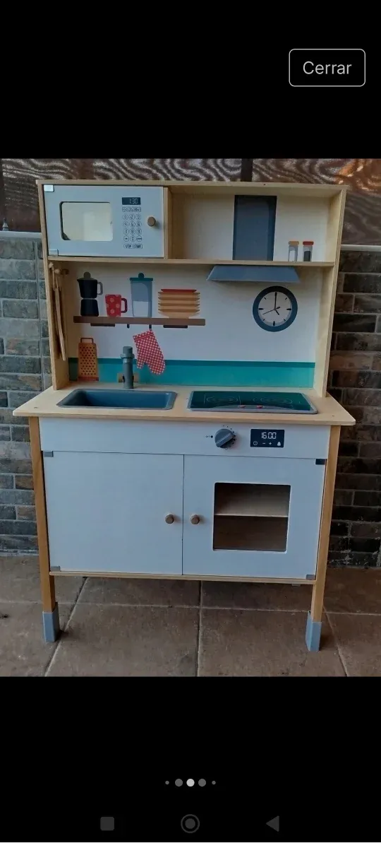 Cocinita de madera con accesorios