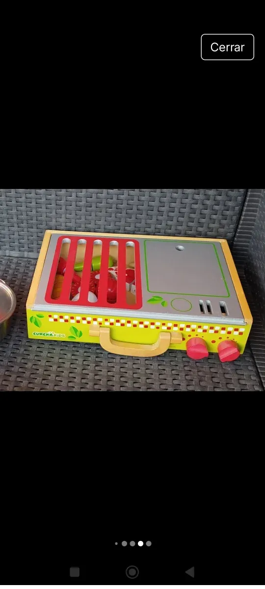 Cocinita de madera con accesorios