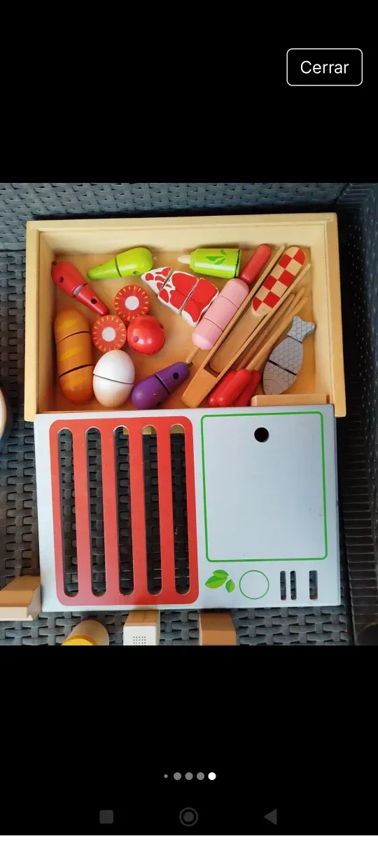 Cocinita de madera con accesorios