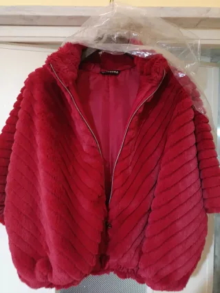Pellicciotto ecologico rosso con zip