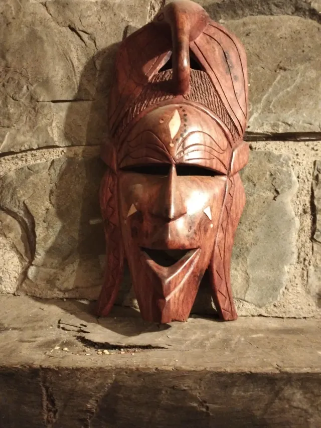 Máscara de madera artesanal