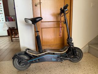 Patinete eléctrico con sillín y luces