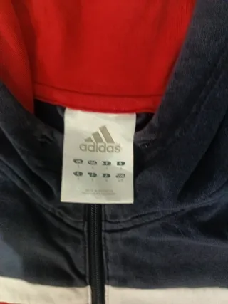 Chaqueta Adidas azul y roja con capucha
