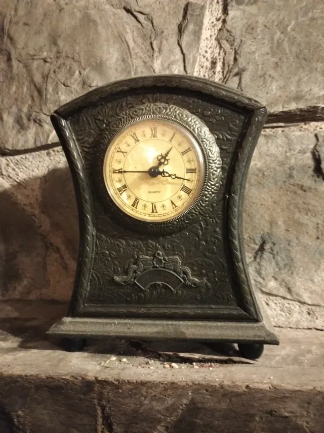 Reloj de mesa antiguo decorativo