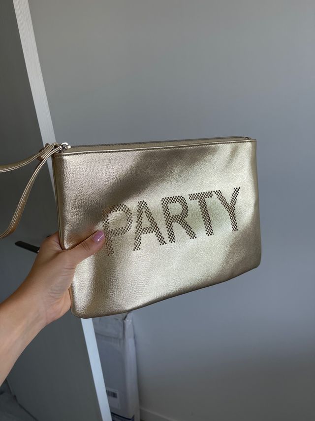 Bolso de mano dorado con palabra PARTY