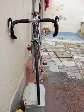 Bicicleta de carretera azul y roja