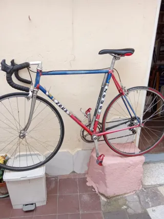Bicicleta de carretera azul y roja