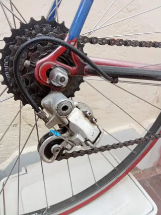 Bicicleta de carretera azul y roja