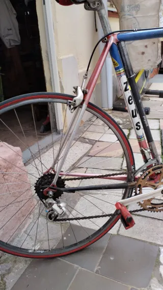 Bicicleta de carretera azul y roja
