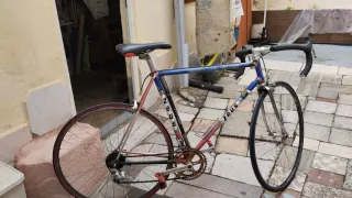 Bicicleta de carretera azul y roja