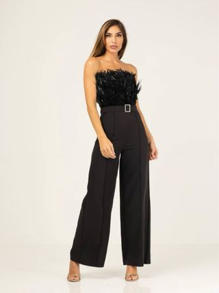 Mono negro con plumas y cinturón