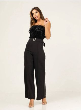 Mono negro con plumas y cinturón