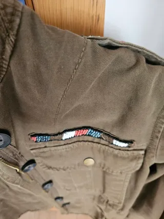 Chaqueta verde militar con bordados