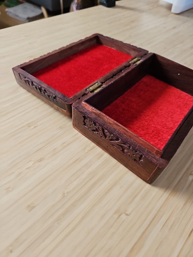 Caja de madera tallada con trisquel