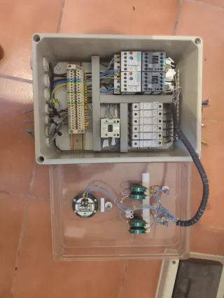 Caja de control con relés y diferenciales