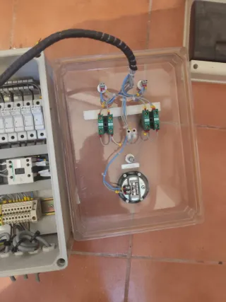 Caja de control con relés y diferenciales