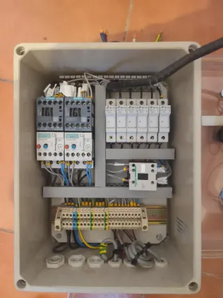 Caja de control con relés y diferenciales