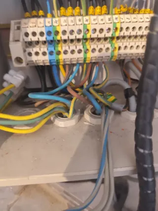 Caja de control con relés y diferenciales