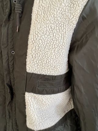 Abrigo verde militar con capucha