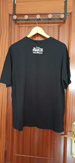 Camiseta Negra de manga corta con dibujo. 