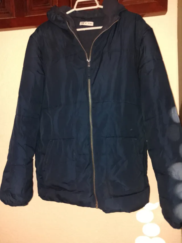 Chaqueta azul con capucha