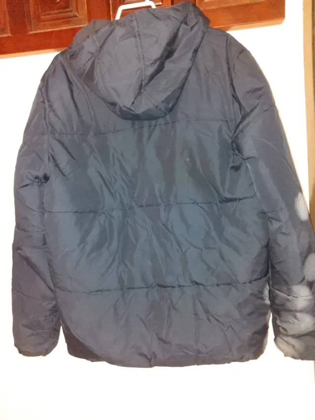 Chaqueta azul con capucha