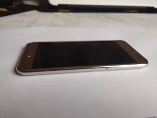 Movil LG Blanco y Plateado