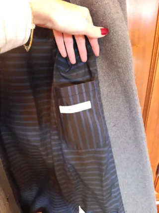 Abrigo gris con cinturón