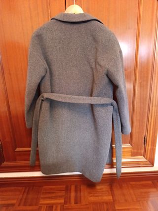 Abrigo gris con cinturón